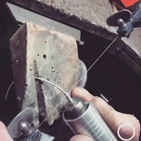 Here is a 🤯method of cutting tubing from @andrewberryuk - “Easiest way to cut tubing nice and square on the ends. Put...