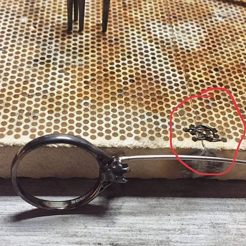 Here is a tip to repair your broken honeycomb from @mylnebridgehouse - “Your broken soldering mat can be repaired very...