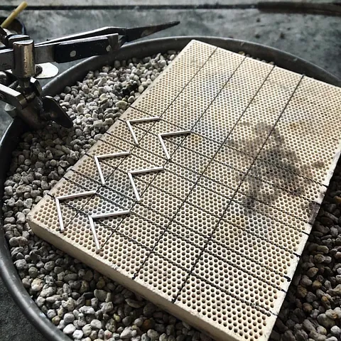 Here is an amazing tip to help ensure your pieces are centered and aligned while soldering from @pyrus_designs - “On the...