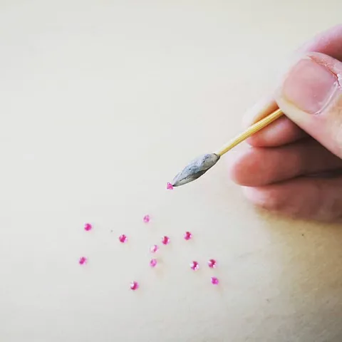 Here is a tip for working with small gemstones from @objectif.bijoux “To handle small gemstones, I use beeswax glued to...