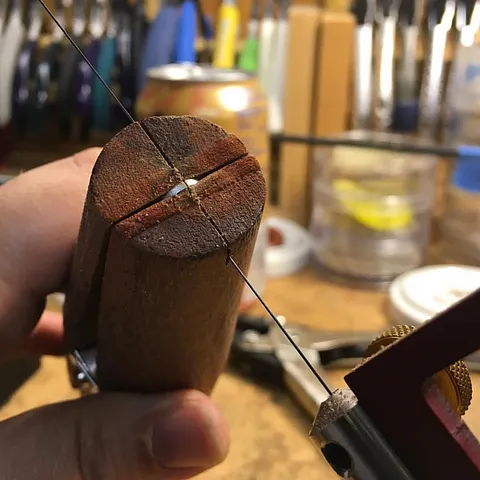Love this method for sawing a small jump ring from @ sara_kratzer
“I needed to cut some jump rings in half. So I have a...