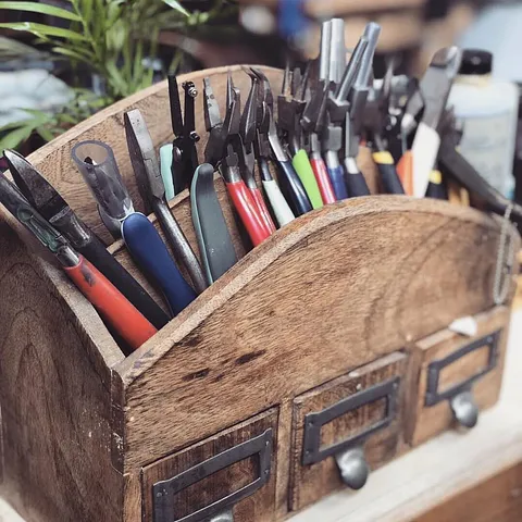 I love a good organization tip, here is one from @kaypeajewelry -“A mail organizer works really good to store pliers!”...