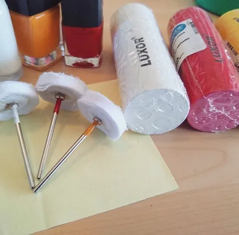 Here is a genius way to color code mandrels from @sandrasommerdesign - “Nail polish is a great way to color code on metal....