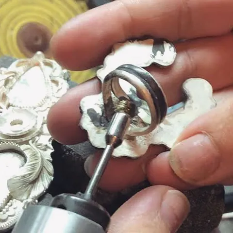 Here is a tip for removing patina and polishing the inside of a ring shank from @cbgems - “I use @riogrande Brass Brush...