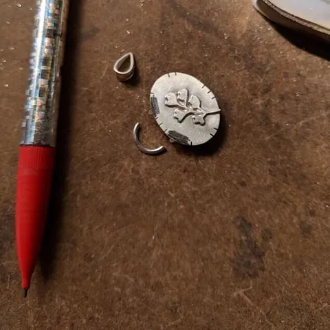 Here is a tip to prevent solder flow from @nrjewellerydesign - “A pencil is all you need to stop messy solder overflow....