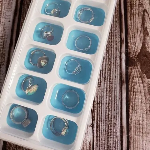 Here is an idea to keep your pieces or stones organized @the_silver_lining_market _market -”I buy these cheap silicone ice...