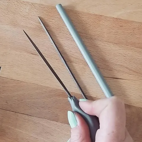 Here is a tip for making those needle files a bit more comfortable to hold from @goudsmederijlamoon - “Thermolock, great...