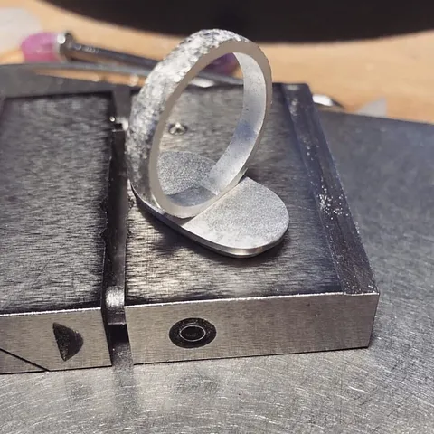 Here is a method for getting a great solder seam on a ring shank with minimal clean up from @ashenfire_originals - “I...