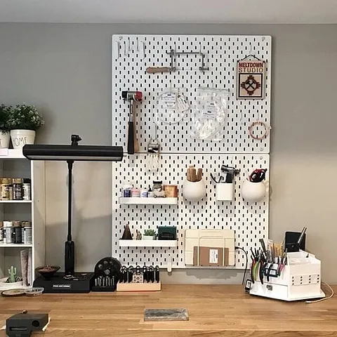 Here are some organization solutions from @meanrighthookdesigns - “I love having my workspace organized while being able...