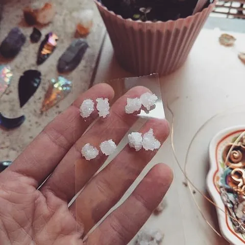 Here is a tip for when you are working on multiple pieces with near identical elements from @mercuriosjewelry -“I use...