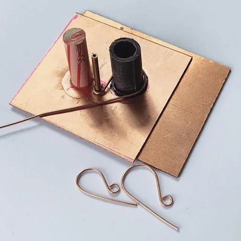 Here is tip for creating uniform earring wires from @lucywalkerjewellery - “After you cut your wires use a cup bur to...