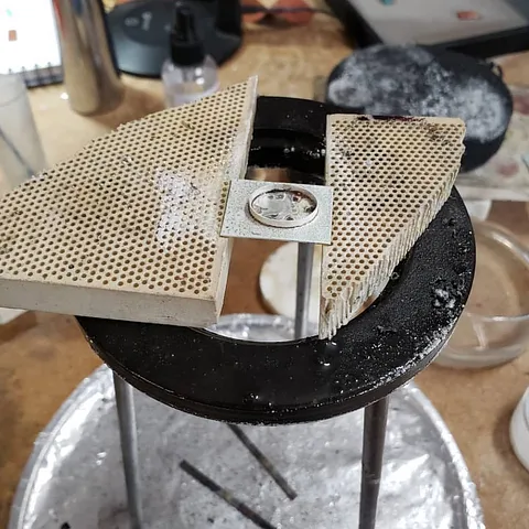 Here is a great use for those broken honeycombs from @brackendesigns - “If you've been torching from below with your piece...