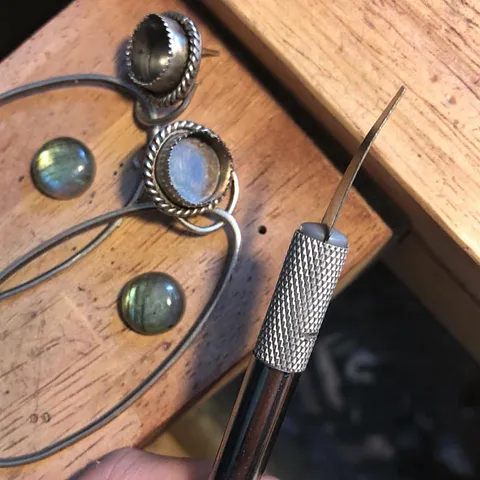 Here is a #diy tool for lifting a bezel to remove a stone from @jennypumpy - “For repair jobs that require using a torch...