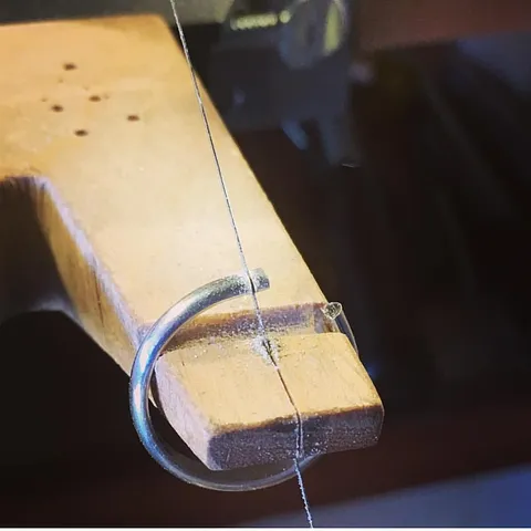 Love this simple bench pin modification from @mothersonthemountainjewelry - “Modified my bench pin to help me safely saw...
