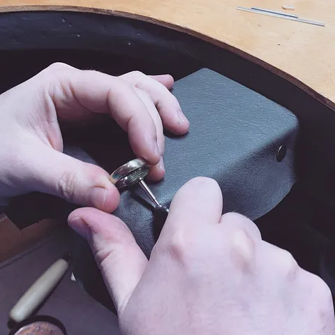 Here is a tip for protecting your work while polishing from @mcmillanmetals - He covers his bench pin with leather (scrap...