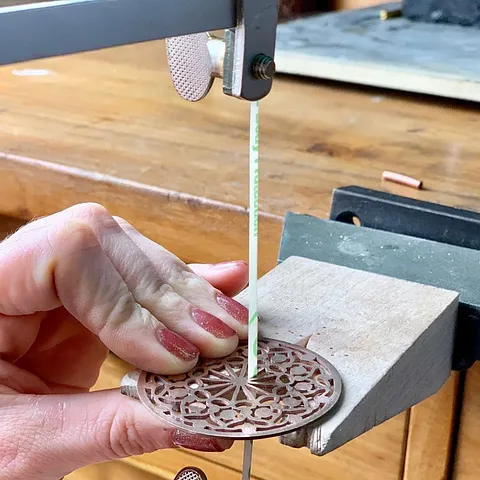 Here is a sanding tip from @lucywalkerjewellery - “One of my favourite tips for cleaning up the inside of piercing work....
