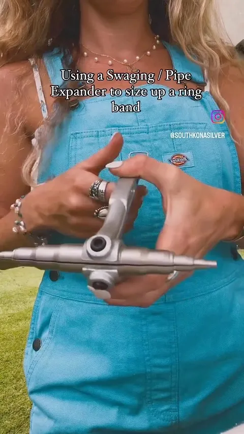 Here is a tip to gently stretch a ring from @southkonasilver -⁣
⁣
 “Sharing this for @metalsmithsociety ! Using a Swaging...