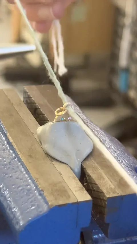 I’m back after a week vacation 💪💪💪Thermoloc in a standard bench vise is a great option for work holding for stone setting,...