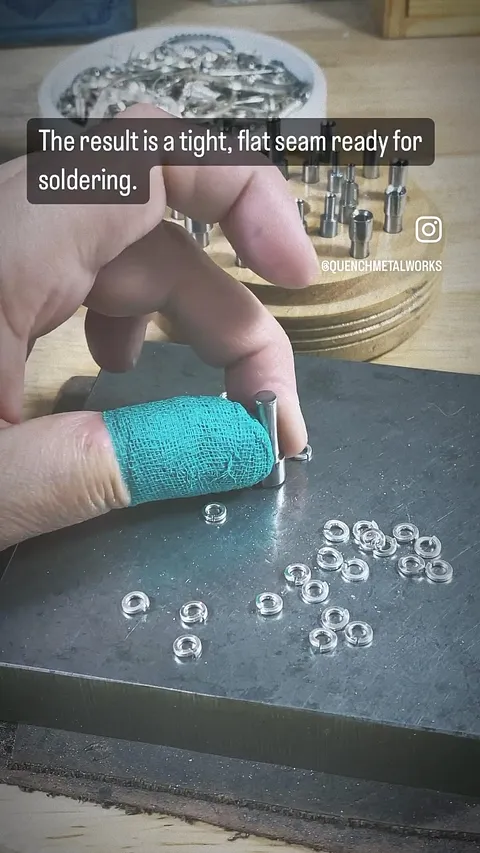 Here is a tip for closing square stock, flat jump rings from @quenchmetalworks⁣⁣
 ⁣⁣
⁣⁣
“In my book, there’s no better way...