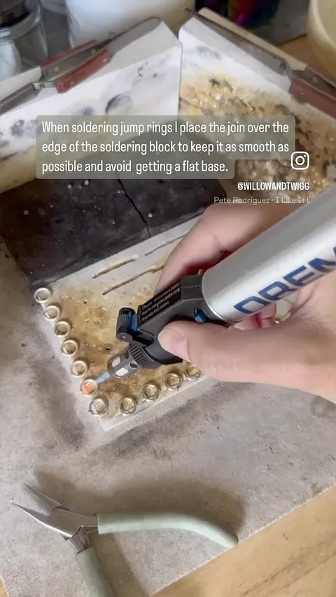 Jump ring soldering tip from @willowandtwigg - “Little realisations that make life so much easier! ⚒️

I do a LOT of jump...