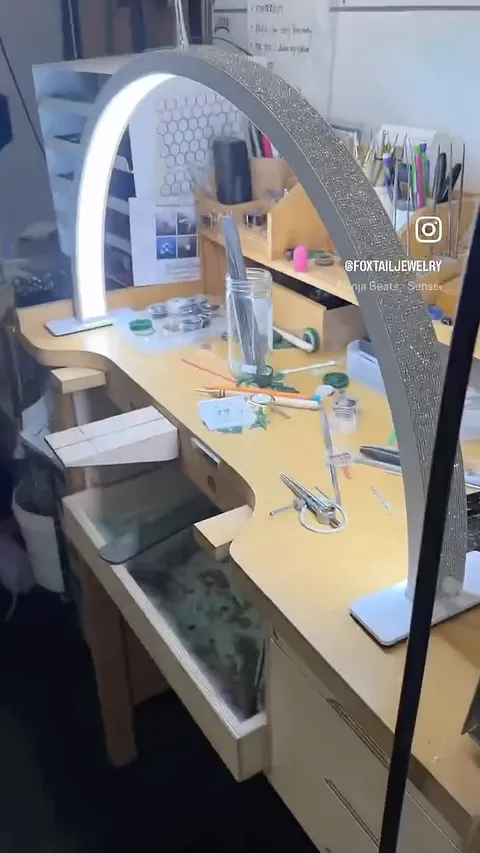 Really cool idea to light up your bench from @foxtailjewelry - “Nail art? Wax art? Same difference! Great lighting is key...