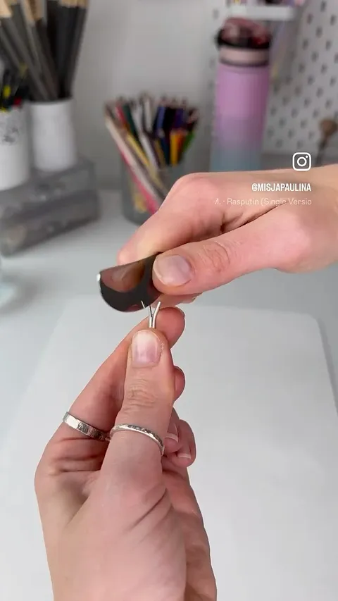 Here is a split shank tip from @misjapaulina - “I used a butter knife to open the split. 😄 The key to making a split ring...