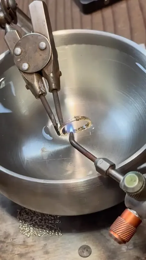 Here is another technique for when you have to solder a ring with a stone in it from @belightfulmaui - “When Blue needs to...