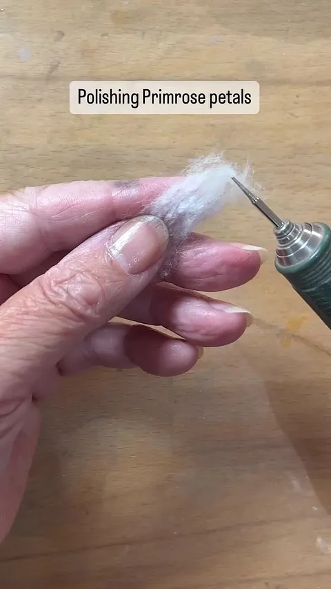 Polishing in tiny spaces...Love this polishing tip from @suethomascreative - "The spaces between these primrose petal...
