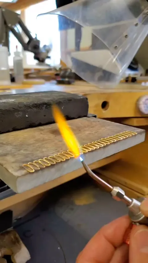Incredible chain making process from @gary_roe_ - “Fusing 22k links is one of the many steps involved in making handmade...