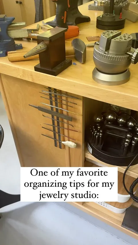 Back in 2018 @jessiephoenix so kindly shared this tip for using a magnetic strip intended to hold knives as an organizer...