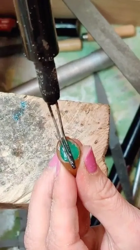 Love this wax tip from @pagesargissonjewelry. When creating a custom setting she uses her wax pen to heat the stone and...