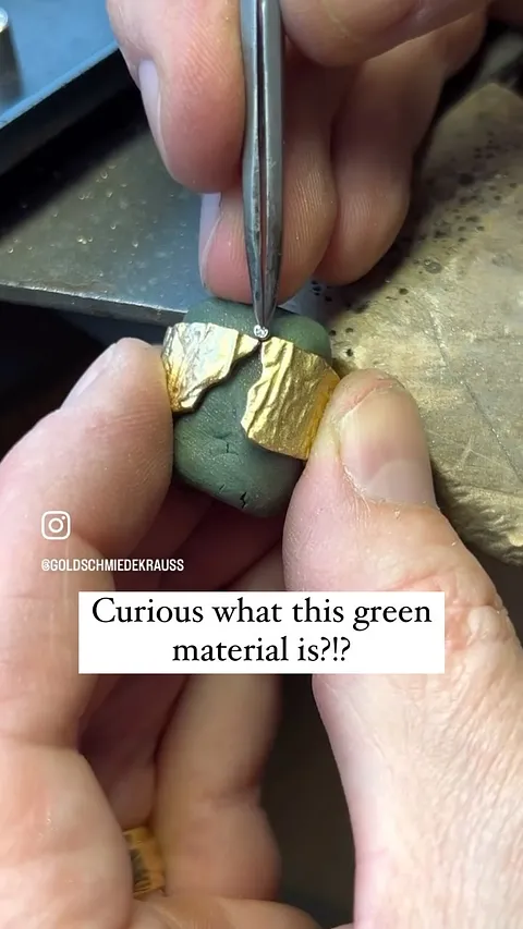 Here is a soldering technique shared by @goldschmiedekrauss ⁣
⁣
People are always curious, “what is the green stuff, and...
