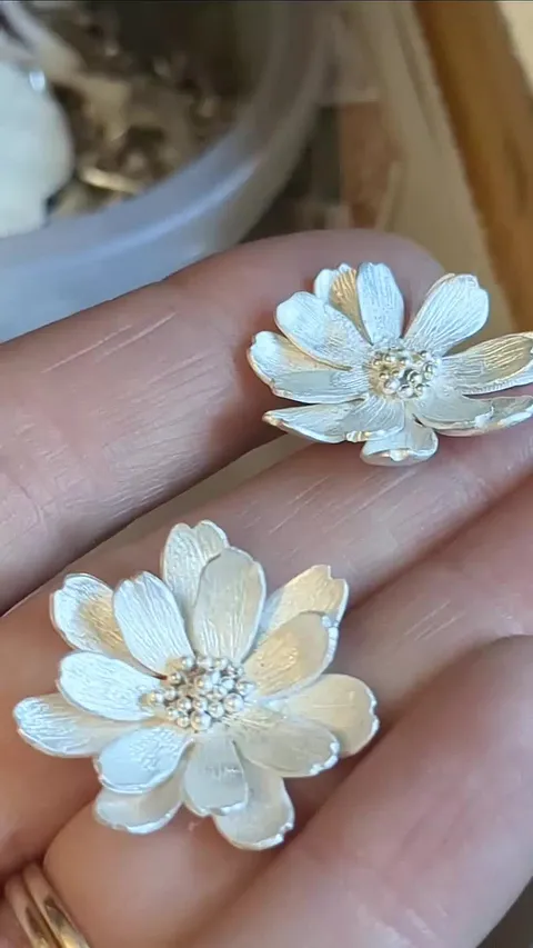 Here is a technique for soldering granulation balls from @ochre.metals

"I can't always get my hands on metalsmithing...