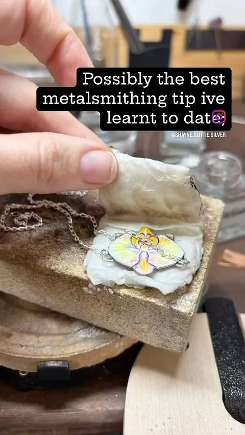 Here is a tip for heat protecting while soldering delicate jump rings from @shayne.suttie.silver-⁣
⁣
“I’m sharing this...