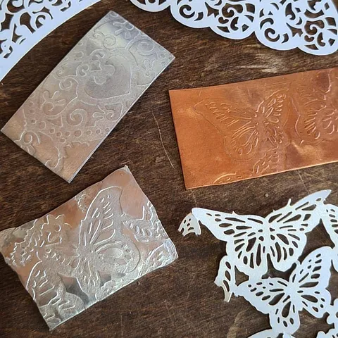 Here is a tip for texturing metal from @makeitkimtoday - “Cupcake wrappers are cheap and come in lots of intricate...
