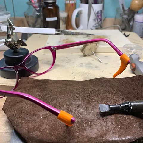 Here is a tip for those of us that wear glasses from @tennessee_rose_jewelry - “I know I’m not the only jeweler who wears...