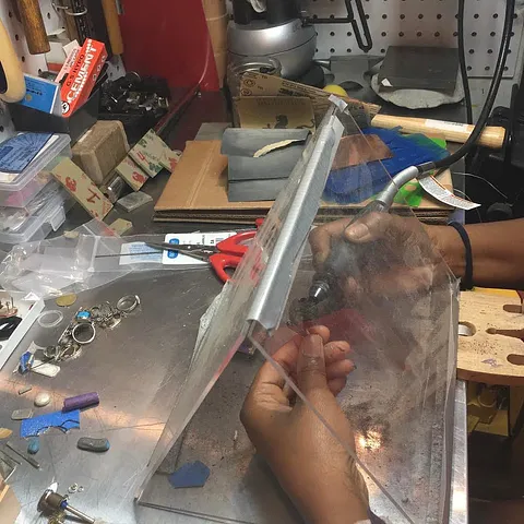 Here is a #diy dust collecting container to work in from @cornerhousejewellery - “I use these acrylic sheets I purchased...