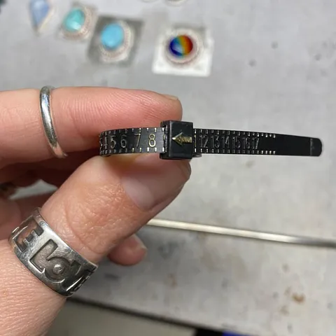 Here is a tip for working with a customer on their ring size if you can’t meet in person from @beaverstreetgoods - “When...