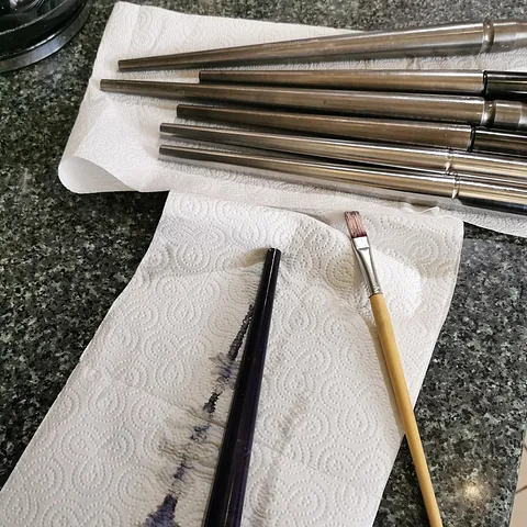 Here is a tip for rusty tools from @jewelleryworkshops - “I've been de-rusting my mandrels after 6 months off from...