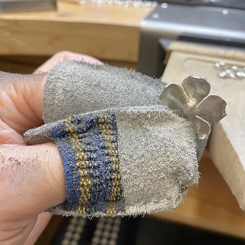 Here is a tip to protect your fingers from @mariannejenningsstudio - “When I’m using my flex shaft to polish or sand a...