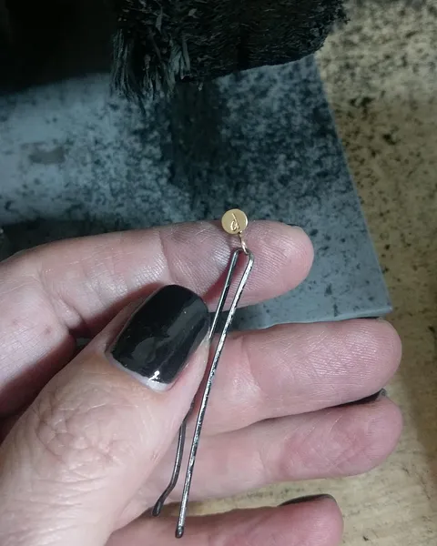 Here is a tip to hold tiny items while polishing from @lilianvanderschaaf - “For very small pieces I want to polish on the...