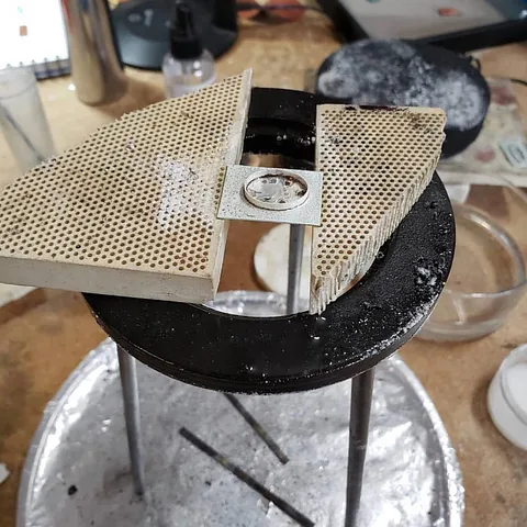 Here is a soldering set up from @brackendesigns - “If you've been torching from below with your piece on top of a heavy...