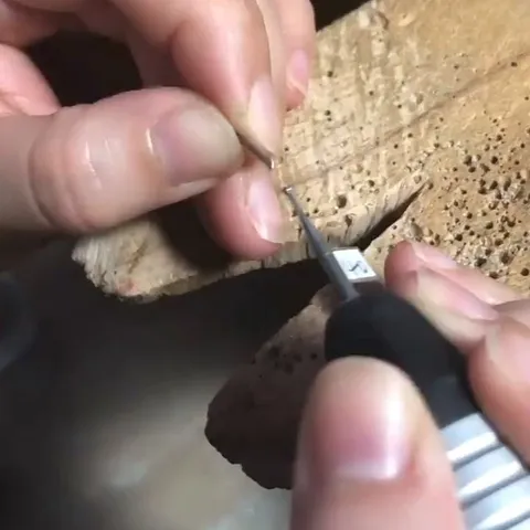 Here is a tip for rounding wire from @maxbennettjewellery - “Busch’s twincut concave burrs, one of my absolute favourites....