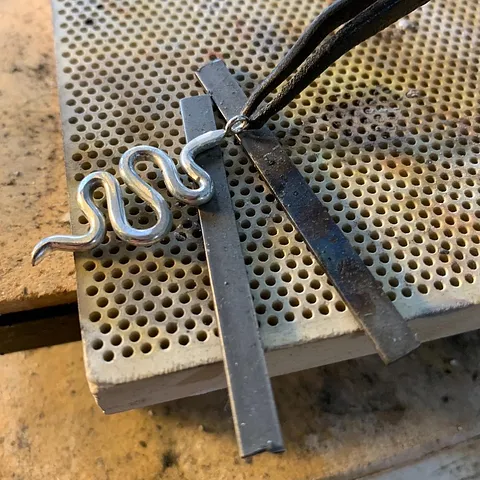 Here is a soldering tip, the @knewconcept titanium soldering strips work great as little lifts for bails and jump rings! I...