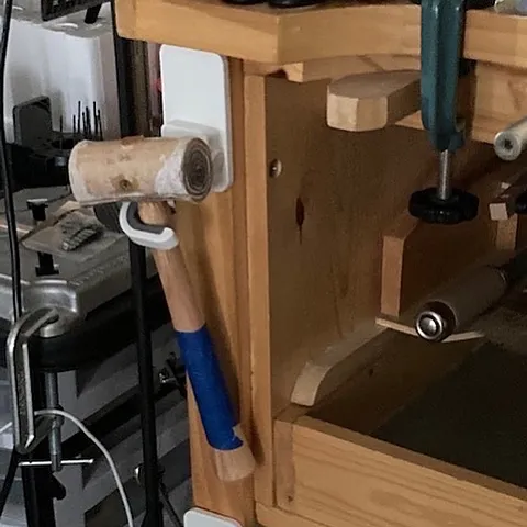 Here is a tip to store your hammer from @stonebutterflies - “I use these broom hooks, they are self-adhesive so can be...