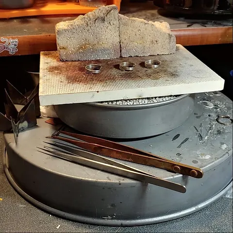 Here is a soldering station tip from @jinjo.spumoni - “I flipped my annealing pan over and put some pumice underneath my...