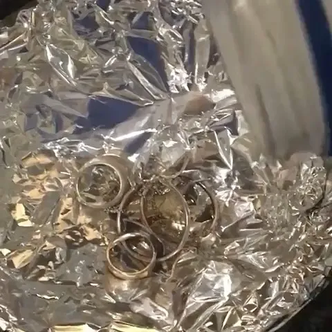 Here is a tip to clean tarnished jewelry from @danimose.jewellery - ‘Materials Needed: Cereal bowl, foil paper,...