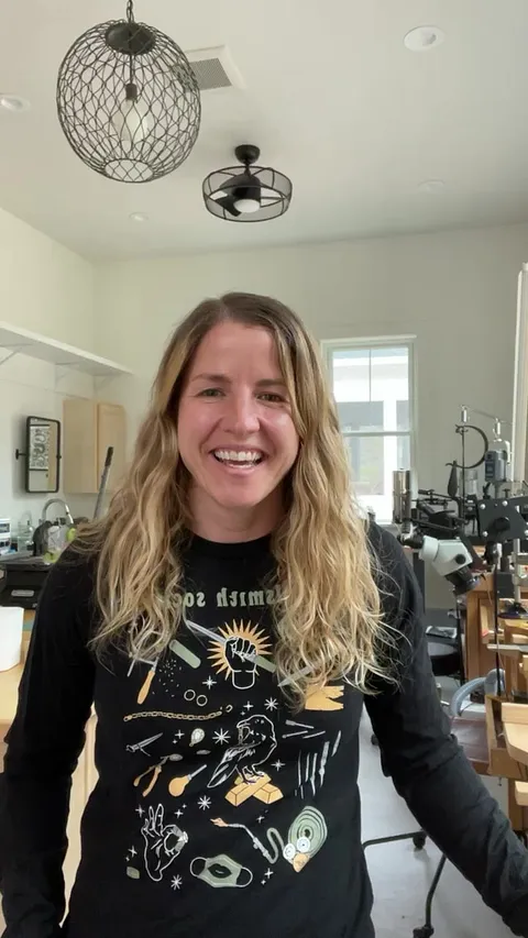 My first live in months! I gave a little tour of my new studio space. As mentioned in the video grateful x 1000 for this...