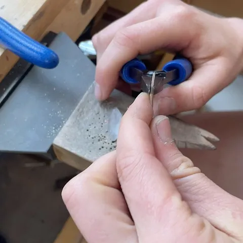 #sponsored For this week’s #tooltalktuesday I formed a thick bezel using my Swanstrom Pliers and Cutters Set (Item #:...