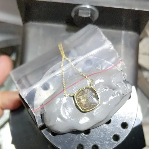 Here is a setting tip from @marquisjewelryacademy - “When I'm setting a station necklace like this on a rotating vise (GRS...
